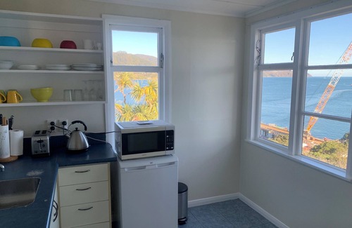 Lowry Bay Appartement | Private & cosy 1 bedroom. Amazing sea views, separate lounge and full kitchen.