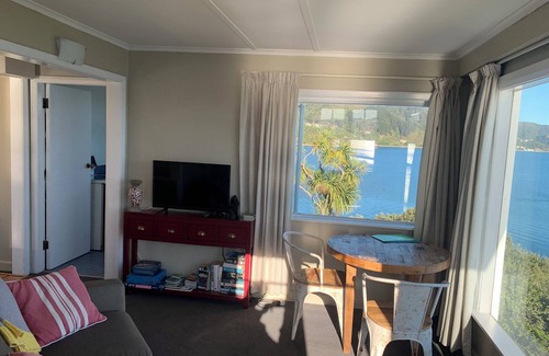 Lowry Bay Appartement | Private & cosy 1 bedroom. Amazing sea views, separate lounge and full kitchen.