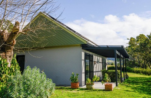 Jaspers Brush Cottage | Private cottage, 4 minutes to berry. Pets by arrangement. couples and kids