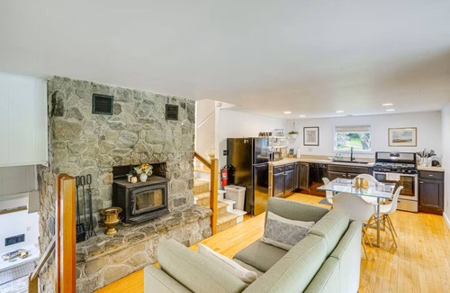 Austerlitz Maison | Private Cottage Close to Shopping, Skiing, Swimming, Hiking, Biking and Dining.