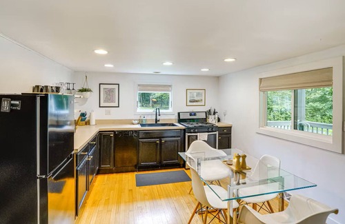 Austerlitz Maison | Private Cottage Close to Shopping, Skiing, Swimming, Hiking, Biking and Dining.