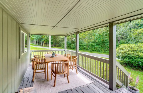 Austerlitz Maison | Private Cottage Close to Shopping, Skiing, Swimming, Hiking, Biking and Dining.