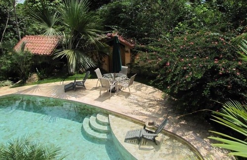 Dominical Cottage | Cottage privée Niché dans la jungle, Au-dessus de la côte rocheuse.