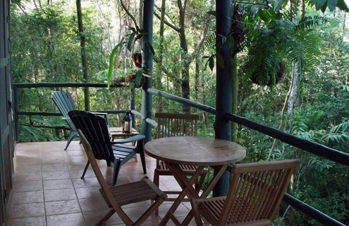 Dominical Cottage | Cottage privée Niché dans la jungle, Au-dessus de la côte rocheuse.