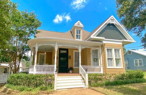 Bellville Maison | Private Country Estate + POOL + Hot Tub + Pavilion