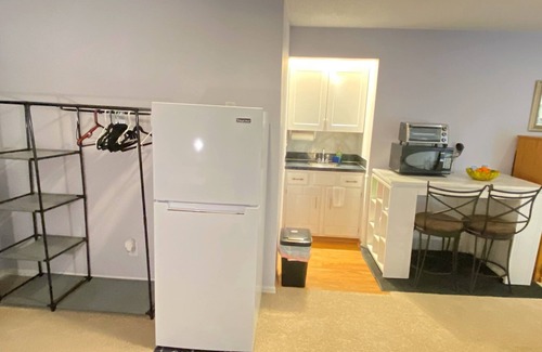 Greenwood Village Maison | Private Cozy Studio with kitchenette - Garden level