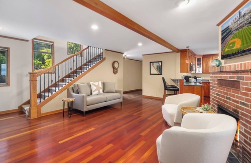 South Colby Maison | Private & Cozy Waterfront Retreat: Rainier to DT Seattle VIEWS, A/C, Pool Table!