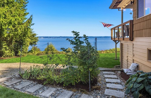 South Colby Maison | Private & Cozy Waterfront Retreat: Rainier to DT Seattle VIEWS, A/C, Pool Table!