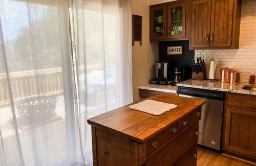 Severna Park Maison | Private deck, backyard and dog-friendly just 12 minutes to Annapolis