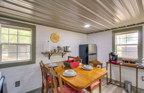 Henagar Appartement | Private Deck: Studio Near Guntersville Lake!