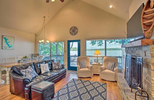 Log Cabin Maison | Private Dock and Fire Pit Cedar Creek Lake Home