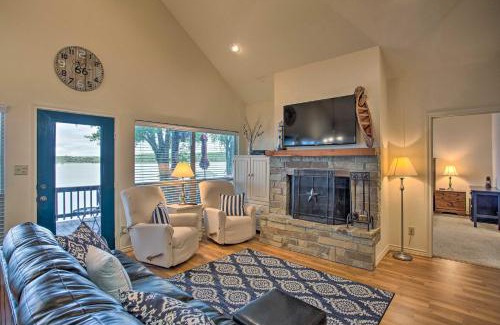 Log Cabin Maison | Private Dock and Fire Pit Cedar Creek Lake Home