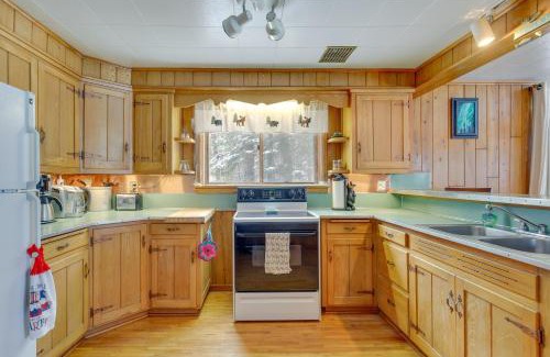 Mercer Maison | Private Dock and Screened Porch Echo Lake Cabin