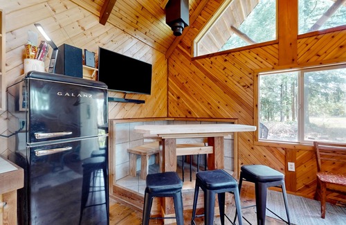 Toledo Maison | Private dog-friendly home near creek & minutes from I-5 with firepit
