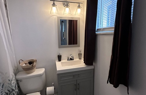 Livingston Park Appartement | Private downtown Columbus 1 bed / 1 bath mins from hospitals, sports & airport