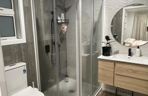 Wallaceville Lit Et Petit-Déjeuner | Private Ensuite with Hot Spa at Upper Hutt, Wellington