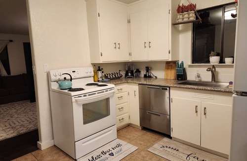 Lafayette Maison | Private entire 2-bedroom house with cozy backyard & patio close to 4 Downtowns