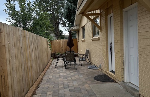 Aurora Appartement | Private entrance and outside patio. Centrally located in a quiet neighborhood.