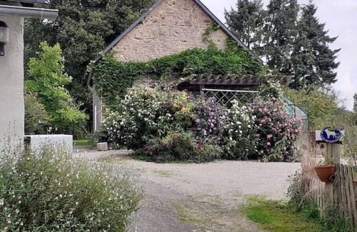 Saint-Pierre-sur-Orthe Maison | Private farmhouse for six in the countryside