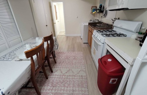 Bethesda Lit Et Petit-Déjeuner | 1-BD Apt in Bethesda W Private Entrance & Kitchen