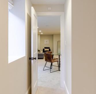 Capitol Hill Appartement | Private Garage Parking and King Bed - Walk to Metro