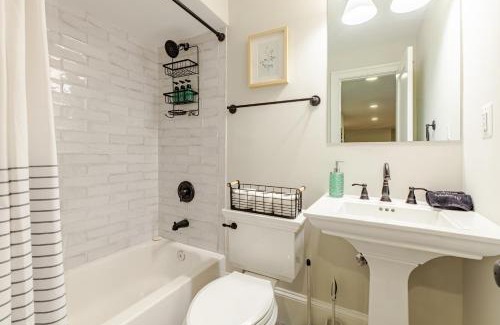 Capitol Hill Appartement | Private Garage Parking and King Bed - Walk to Metro