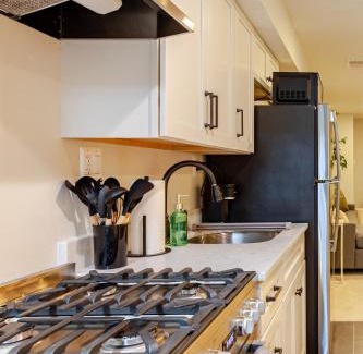 Capitol Hill Appartement | Private Garage Parking and King Bed - Walk to Metro
