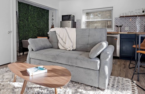 Tallahassee Appartement | Private Garden Retreat - King Bed - mins TMH + Downtown + FSU!
