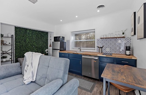 Tallahassee Appartement | Private Garden Retreat - King Bed - mins TMH + Downtown + FSU!