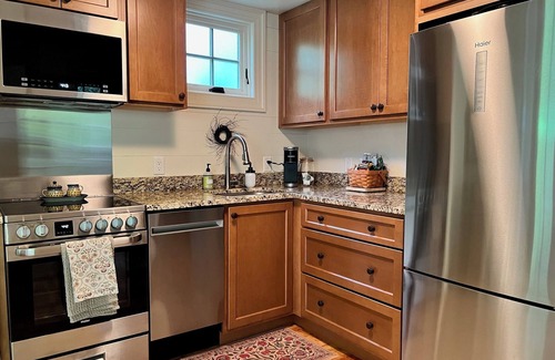 York Harbor Appartement | Private gardens and a five-minute walk to York Harbor Beach!