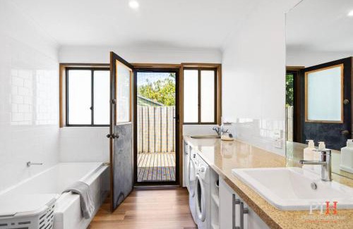 Cowes Maison | Private Gate to Beach Sleeps 10