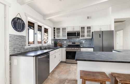 North Albuquerque Acres Maison | Private gated estate home, close to Tramway and Sandia Peak tram