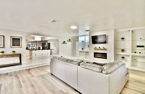 Green Valley Maison | Private gated Resort home near the strip! 3 NIGHT MIN