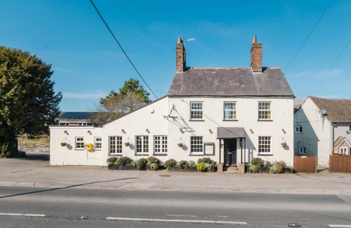 Axford Copropriété | Idyllic Foodie Retreat above The Silks Pub!