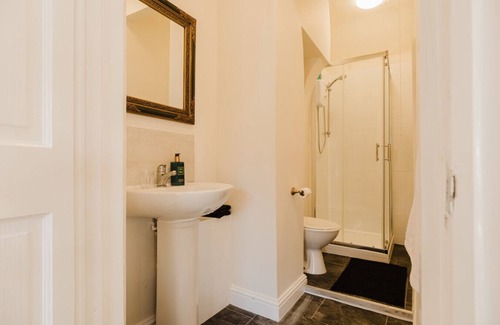Axford Copropriété | Idyllic Foodie Retreat above The Silks Pub!