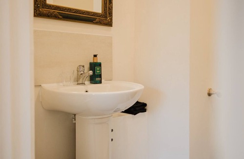 Axford Copropriété | Idyllic Foodie Retreat above The Silks Pub!