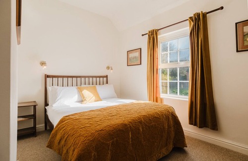 Axford Cabine | Stunning Room Above the Amazing Silks Pub!