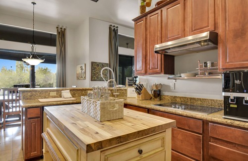 Cave Creek Maison | Private getaway,sleeps 21,pool, 2 jacuzzis, Teppanyaki grill,BBQ,covered patio+