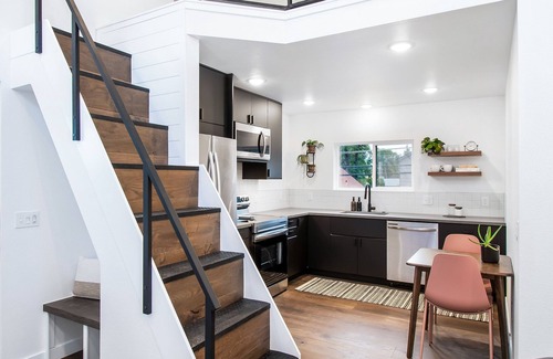 Cole Appartement | Private guest house, king bed, work-from-home friendly, fully equipped kitchen