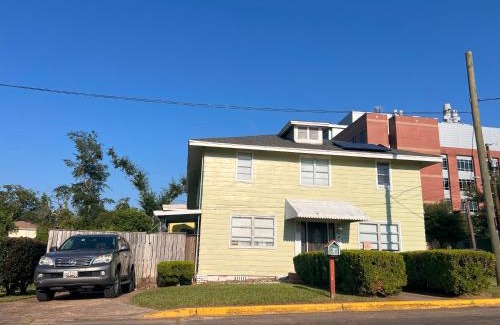 Tallahassee Maison | Private Guest Room 5 Min and less from FAMU, FSU, Downtown- TheDollHouse