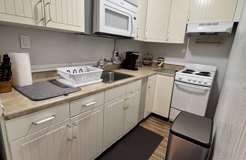 Tennyson - Alquire Maison | Private Guest Suite 30 Mins of SFO/OAK✈| Walk to Transit