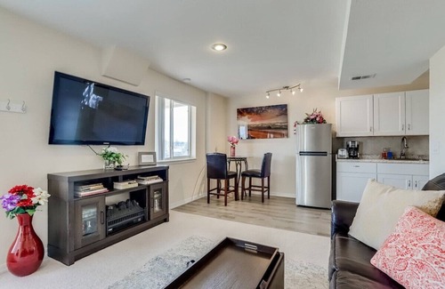 Centennial Maison | Rocky Mountain Suite avec une vue imprenable sur le patio.