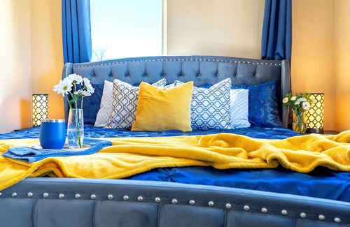 Page Maison | Private Guesthouse/Sleeps 4/King bed/2 TVs/Fully fenced backyard/Dogs welcome