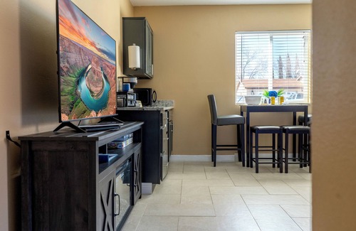 Page Maison | Private Guesthouse/Sleeps 4/King bed/2 TVs/Fully fenced backyard/Dogs welcome
