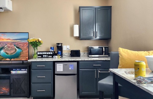 Page Maison | Private Guesthouse/Sleeps 4/King bed/2 TVs/Fully fenced backyard/Dogs welcome