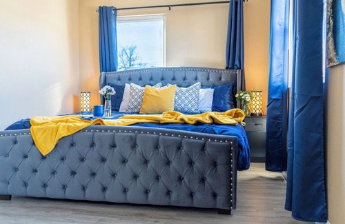Page Maison | Private Guesthouse/Sleeps 4/King bed/2 TVs/Fully fenced backyard/Dogs welcome