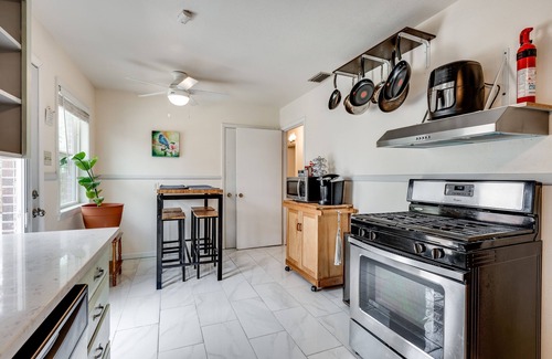 South Arlington Maison | Situé au centre de 2200 pieds carrés sur grand terrain avec la vie privée et de grands arbres de noix de pécan