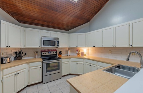 Riverbend of Camino Real Maison | Belle maison en vert, quartier calme avec piscine et bain à remous