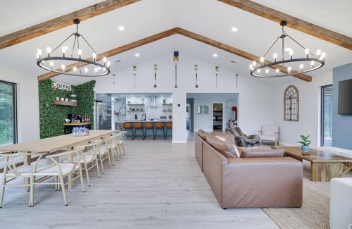 Union Dale Chalet De Ski | Private Heated POOL Lakeview HotTub Movie Theater Games