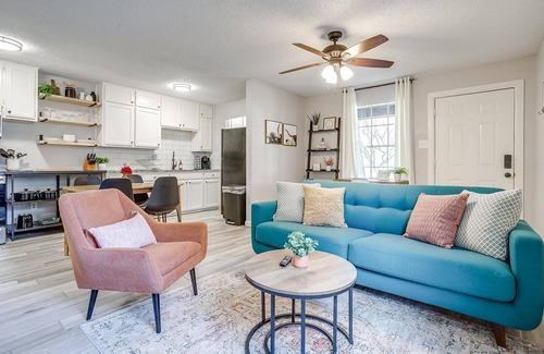 River Oaks Maison | Private Home 4-7 miles from The Stockyards/Dickies/Downtown/TCU/Smart TVs
